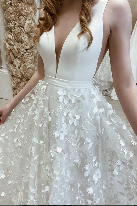 Vestido de novia sin espalda con flores 3D y escote en V sin mangas